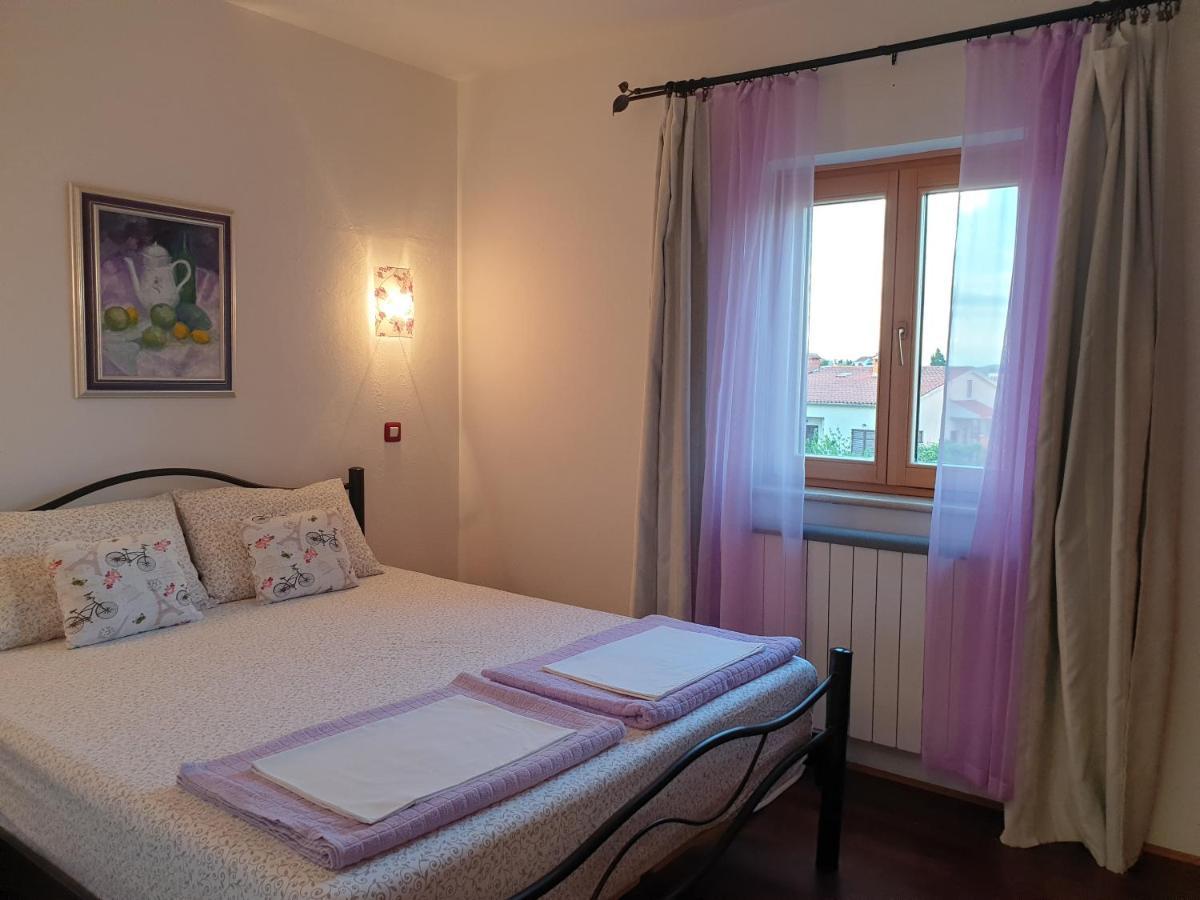 Apartments Adri, Parking In The Yard Rovinj Ngoại thất bức ảnh