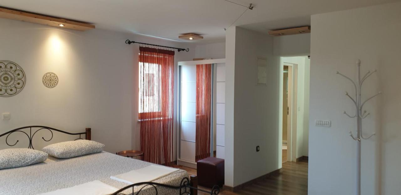 Apartments Adri, Parking In The Yard Rovinj Ngoại thất bức ảnh