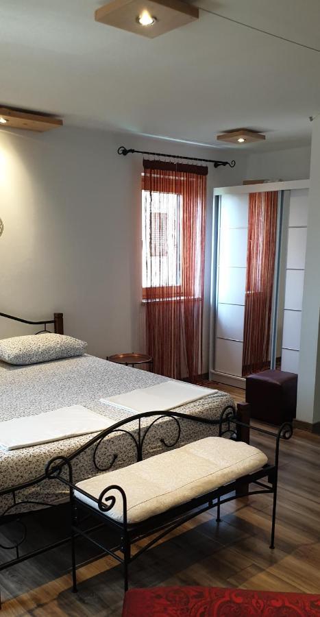 Apartments Adri, Parking In The Yard Rovinj Ngoại thất bức ảnh